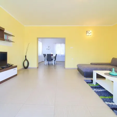 Case de vacanță Mit Eigenem Pool By Interhome Vrh (Krk)